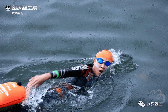 警花教科书级别的中交叉侧身破水相当帅气:淘姐霸气侧露的鳄鱼眼,事后