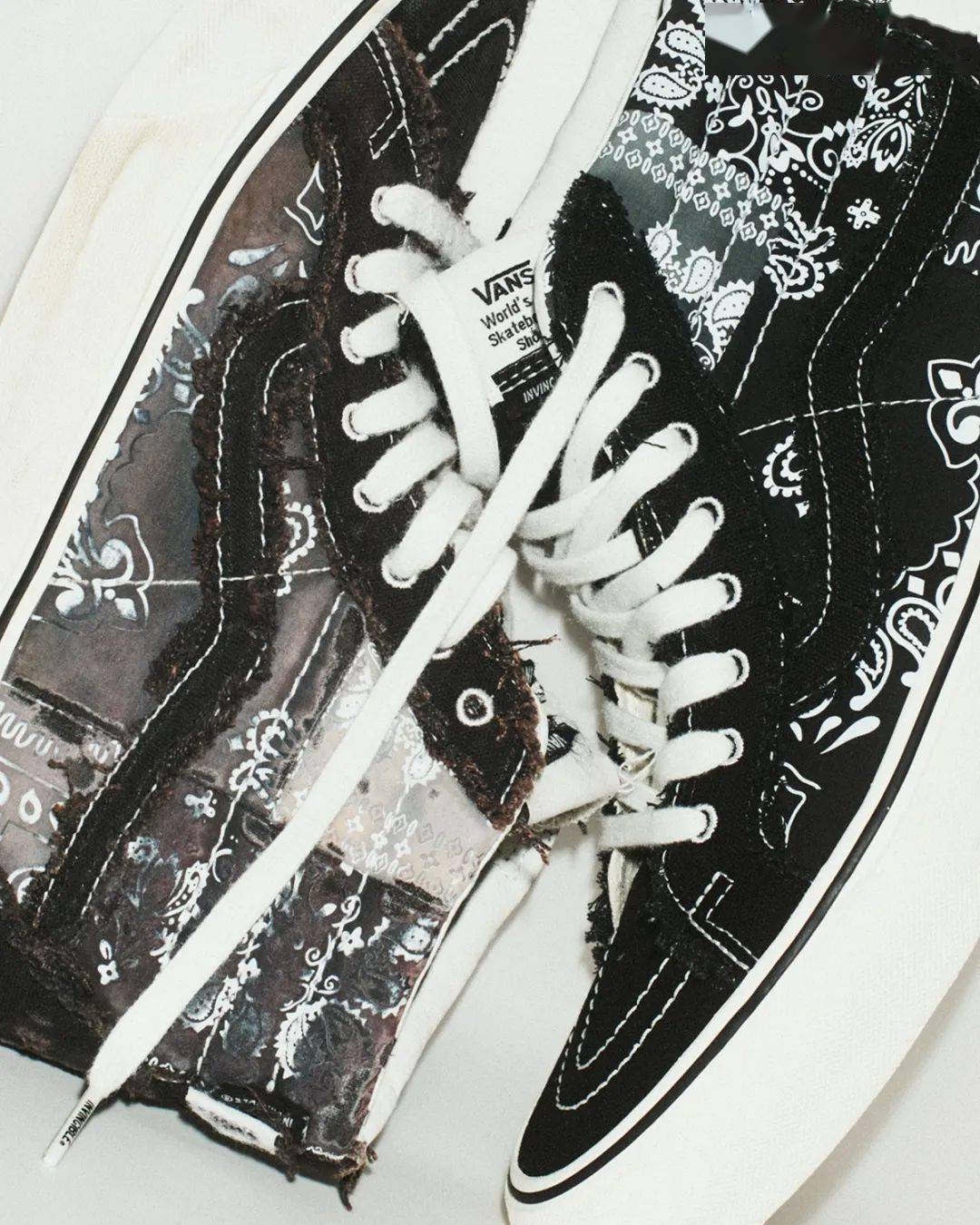 此外两双鞋都有 vault by vans 和 invincible® 的双logo 标签