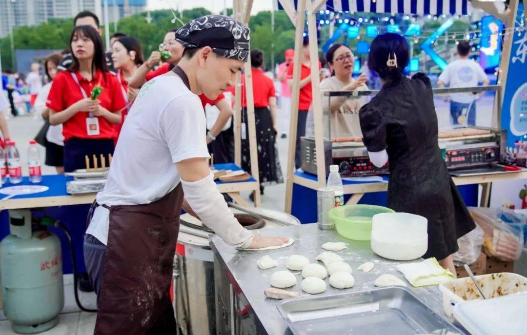 展现实力赢得奖品游戏区传来阵阵加油声分分钟带你回到童年时光套圈