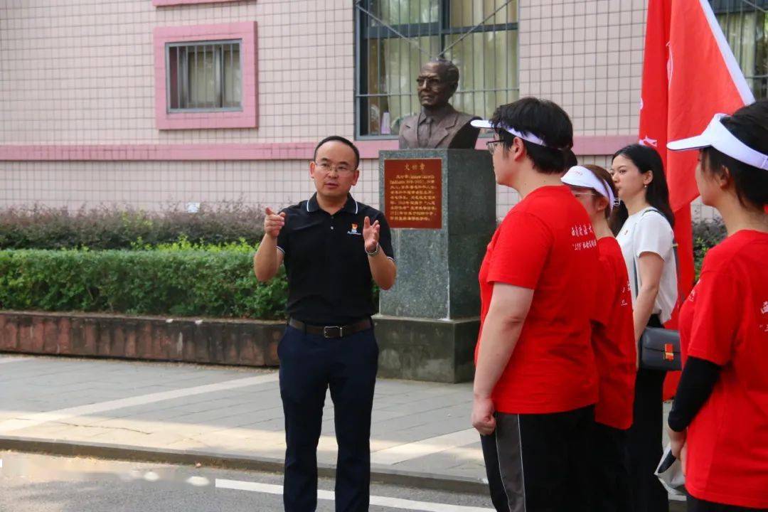 江津中学副校长杨万里,冯瑛等领导成员与团队成员代表开展座谈,介绍了