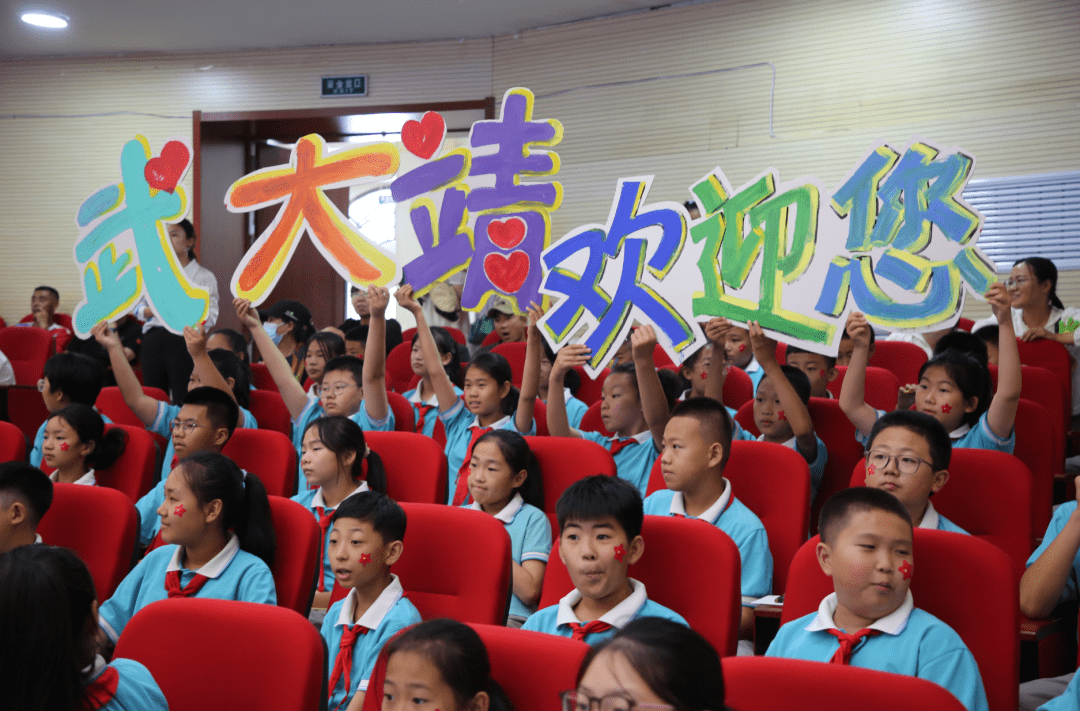 冬奥冠军走到额尔古纳孩子身边_比赛_李靖琪_冰雪