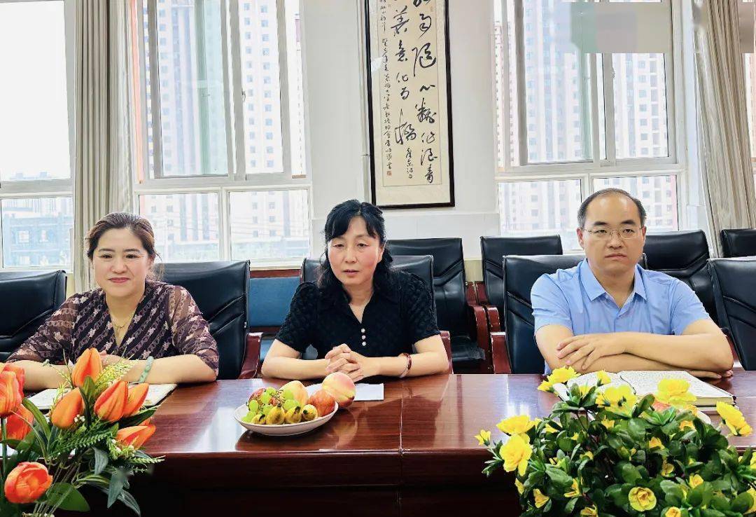 于涛同志在会议室进行了亲切的座谈,师校长代表全体老师向于主任表达