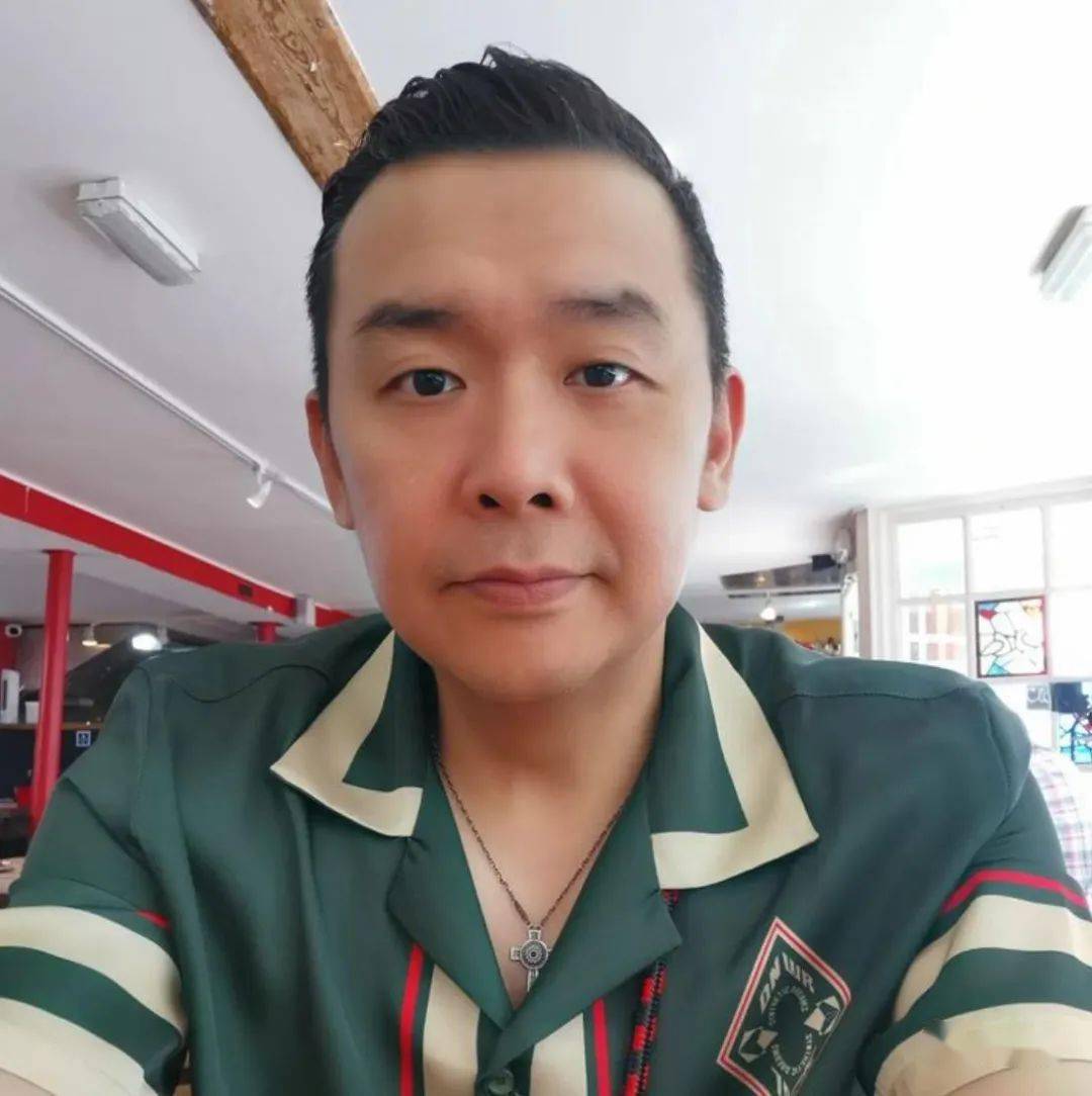 香港音乐才子雷颂德移居英国生活惬意兼做设计师_梁家玉_马匹_创作