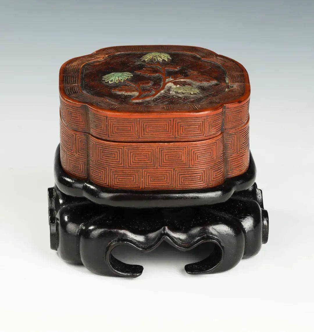 070清黄杨木贴竹黄花型盖盒(带底座)尺寸:l 7cm,w 7cm,h 3cm拍品估价