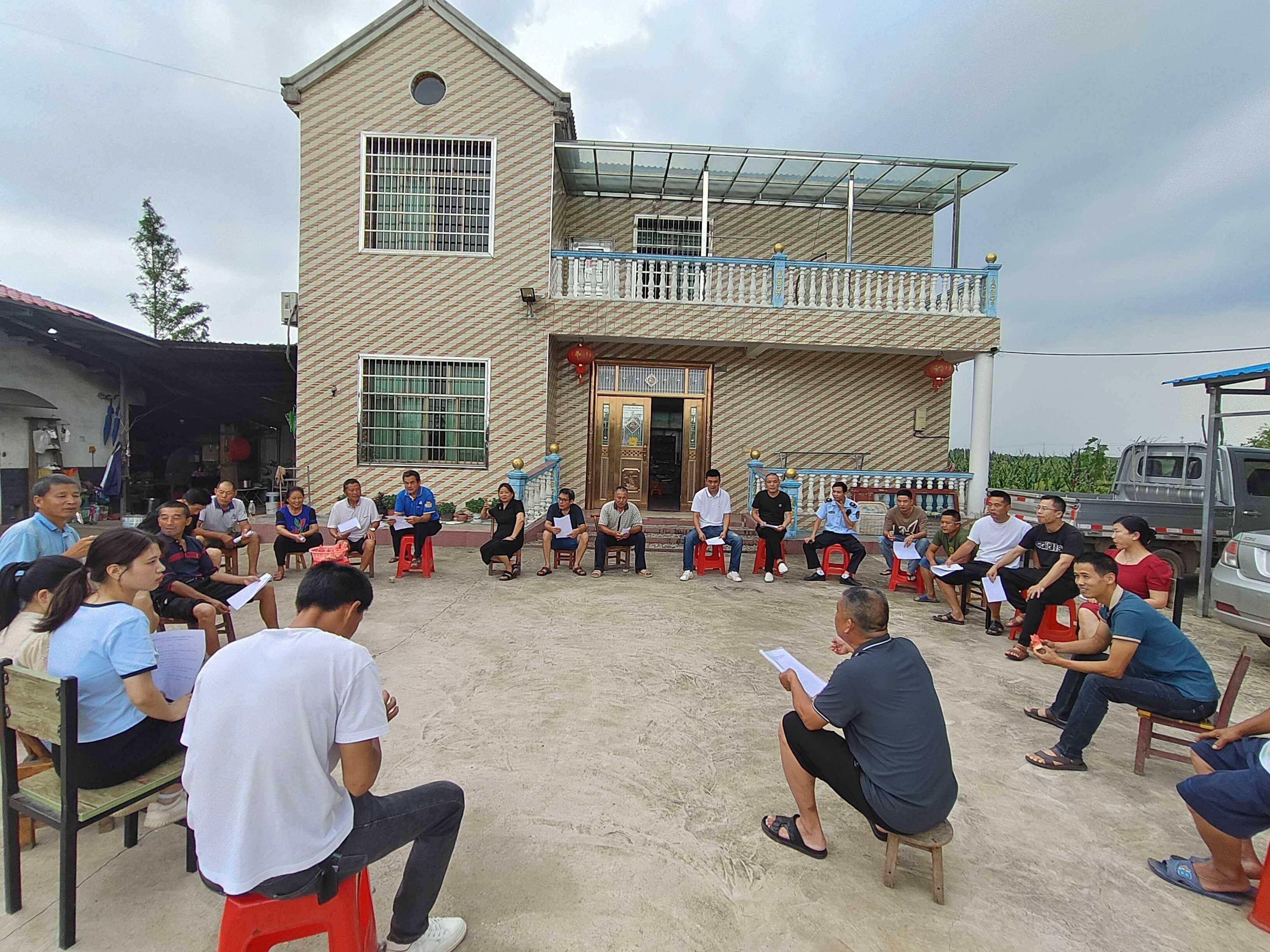 大通湖区千山红镇充分发挥各村(社区)"五老人员"作用,为建设"宜居宜业