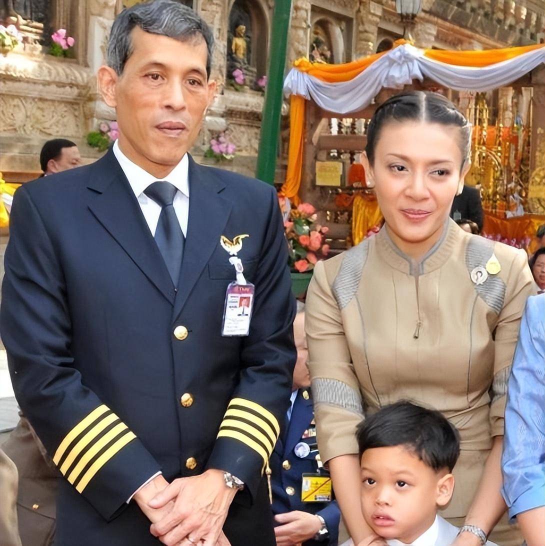 2014年,泰王妃被迫脱光衣服趴在地上喂狗,遭到曝光后不得不出家_拉米