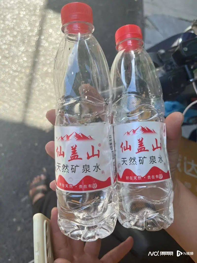 打开新矿泉水,只有半瓶!