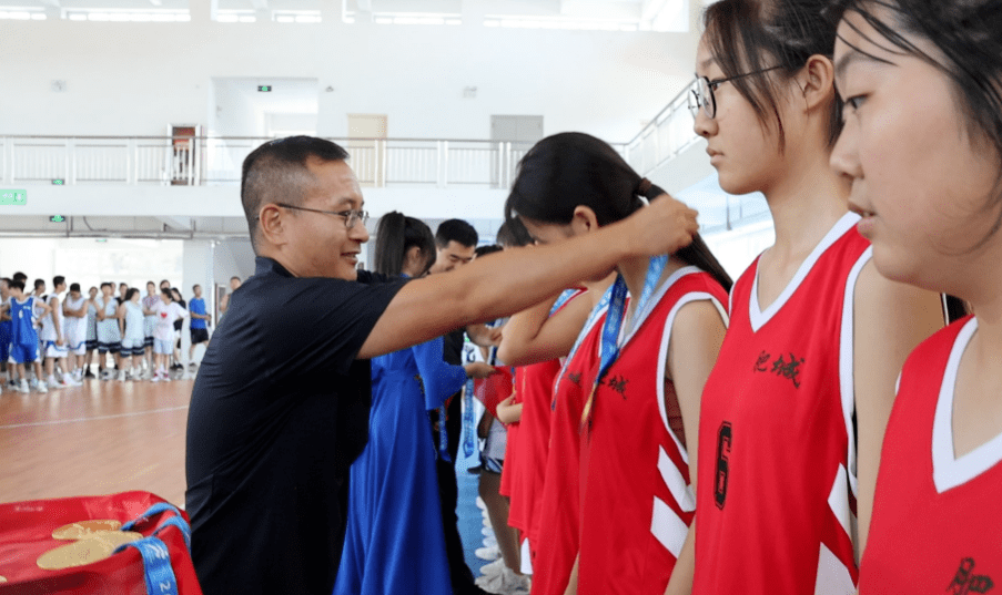 本次中小学生篮球赛在东平县明湖中学,县全民健身中心和佛山小学分设3