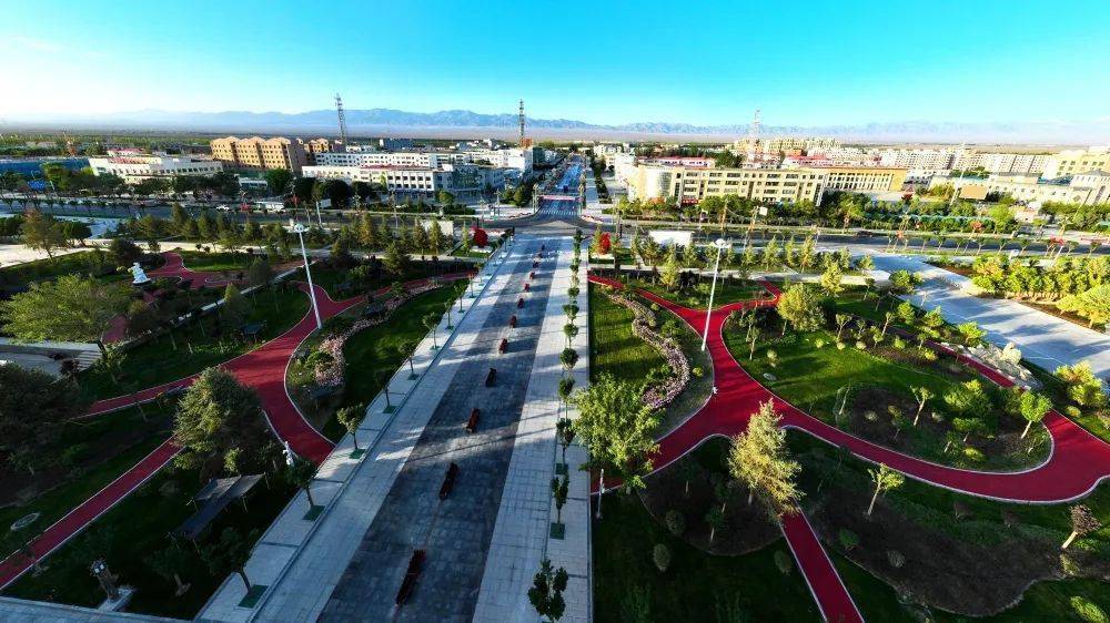 7月18日清晨,阿克塞县城空气清新,景色如画.