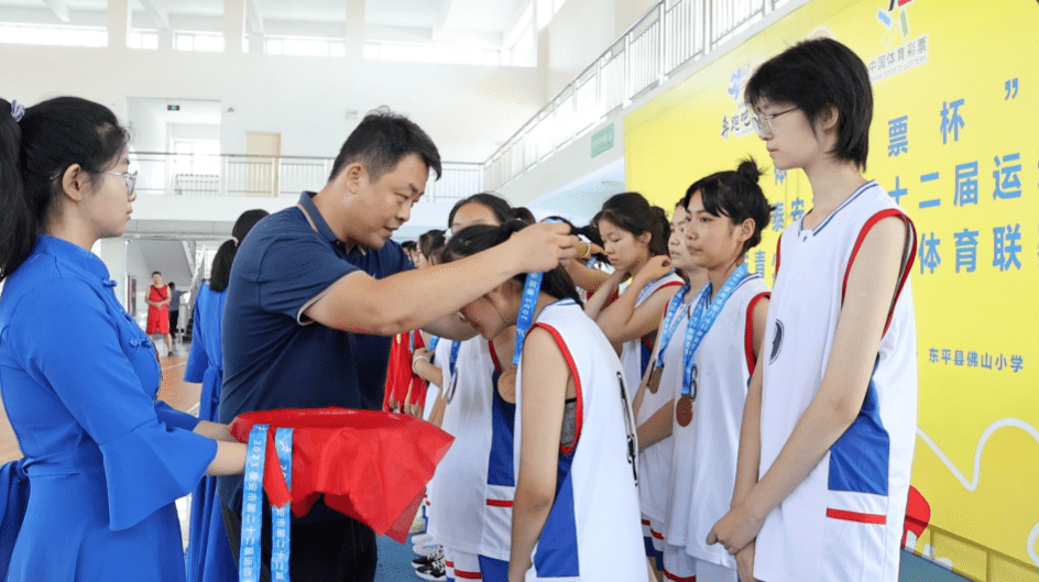 本次中小学生篮球赛在东平县明湖中学,县全民健身中心和佛山小学分设3