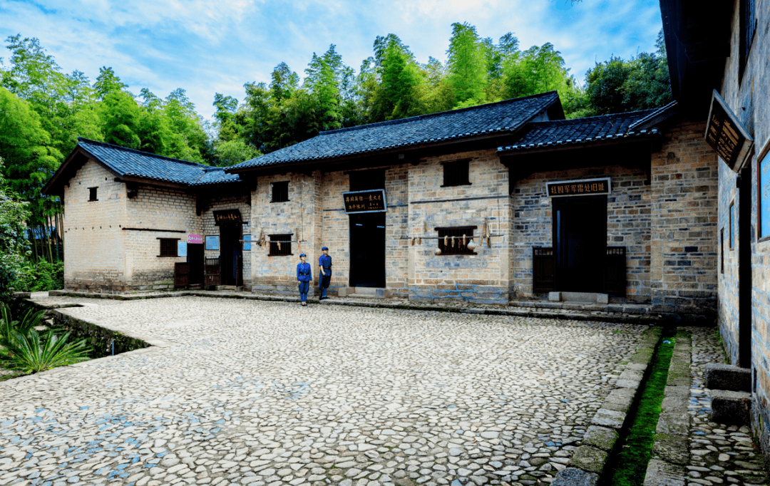 位于茨坪西南面,主峰又名五指峰.
