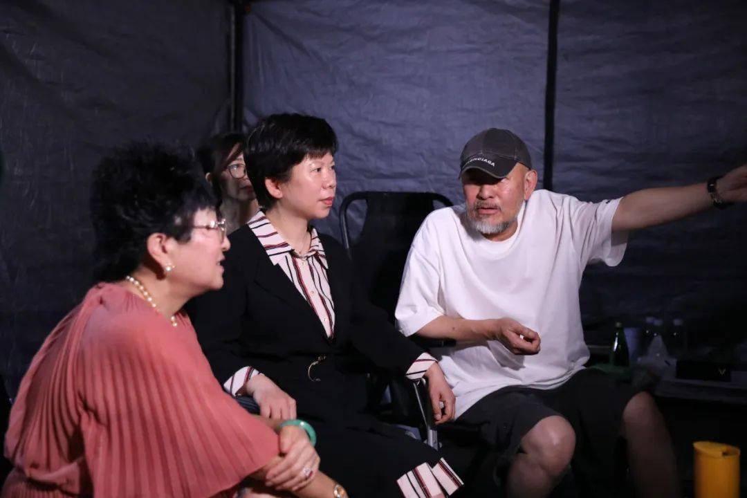 电视剧《亦舞之城》川传超大摄影棚开拍,探班秦岚钟汉良感受到数字虚