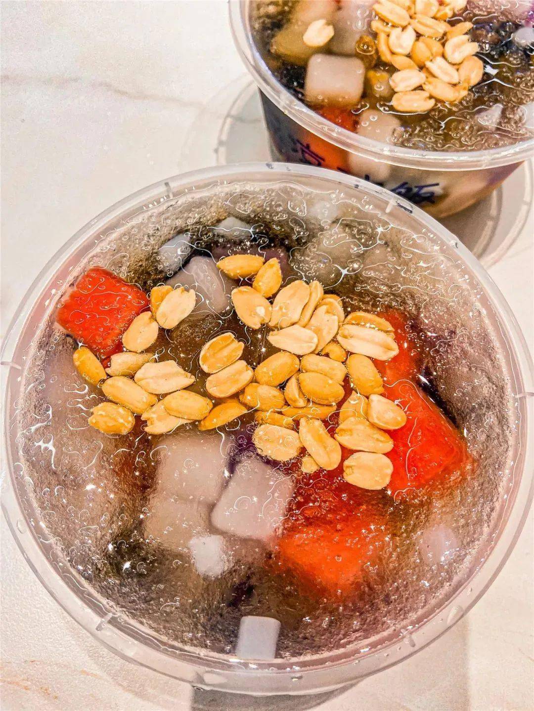 两份的区别大概也就是白黑之分了吧,长乐朋友说它家不够甜,正宗的冰饭