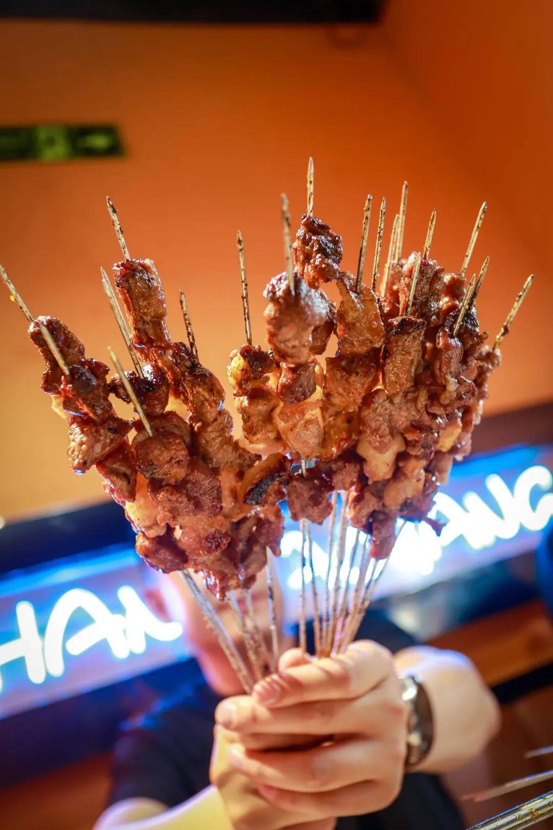 表面酥焦,内里仍然鲜嫩,咬开的瞬间能感受到肉汁在口腔爆炸,好吃到哭!