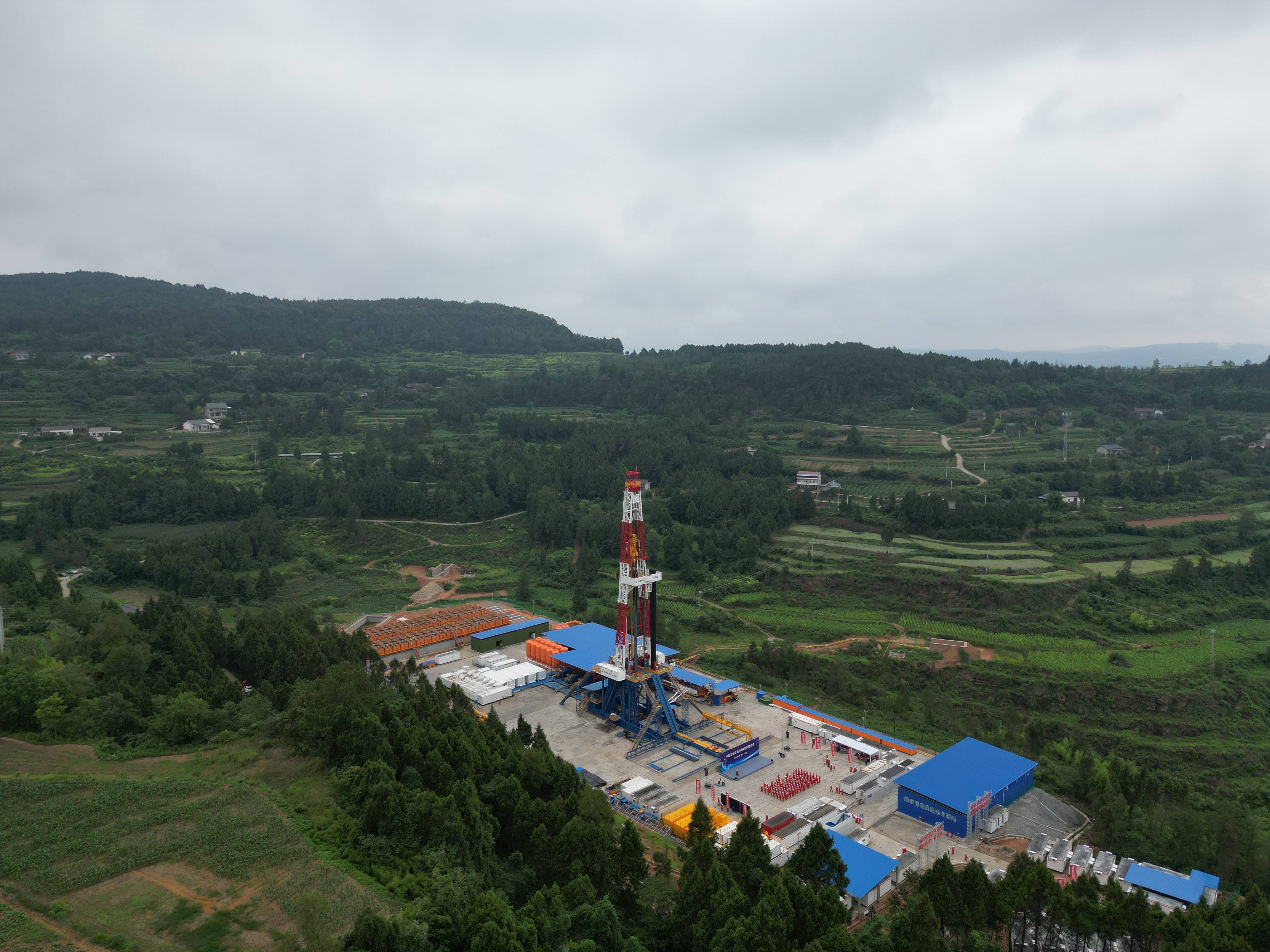 我国首次在四川盆地开钻万米深井_钻探_油气田_西南