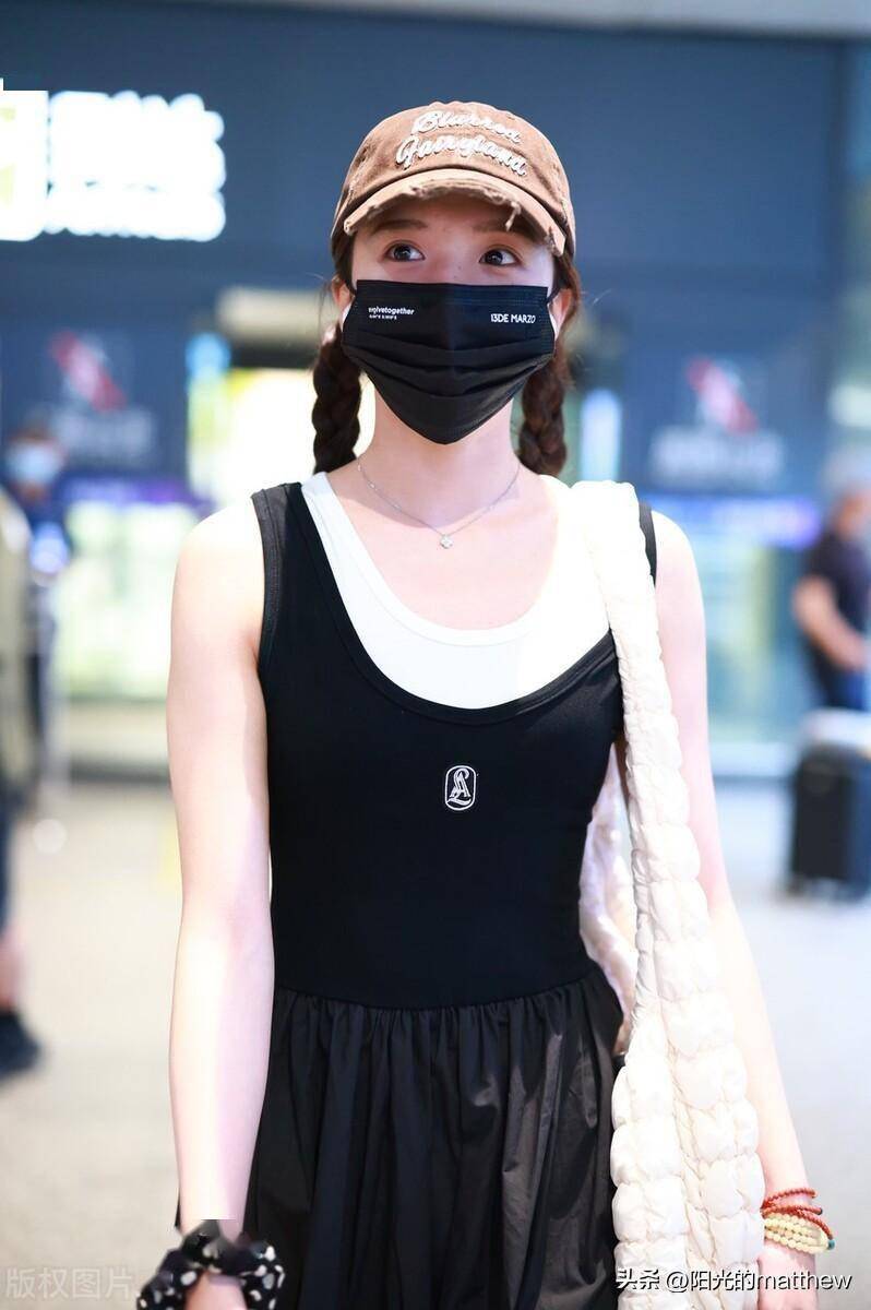 苏晓彤穿黑色无袖长裙时尚洒脱,和粉丝打招呼亲和力满满_机场_上海