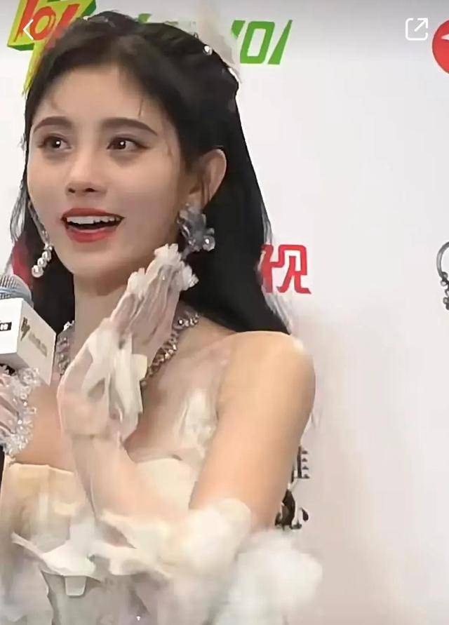 怼脸拍鞠婧祎:无美颜滤镜颜值依旧能扛,真不愧"四千年美女"_称号_活动