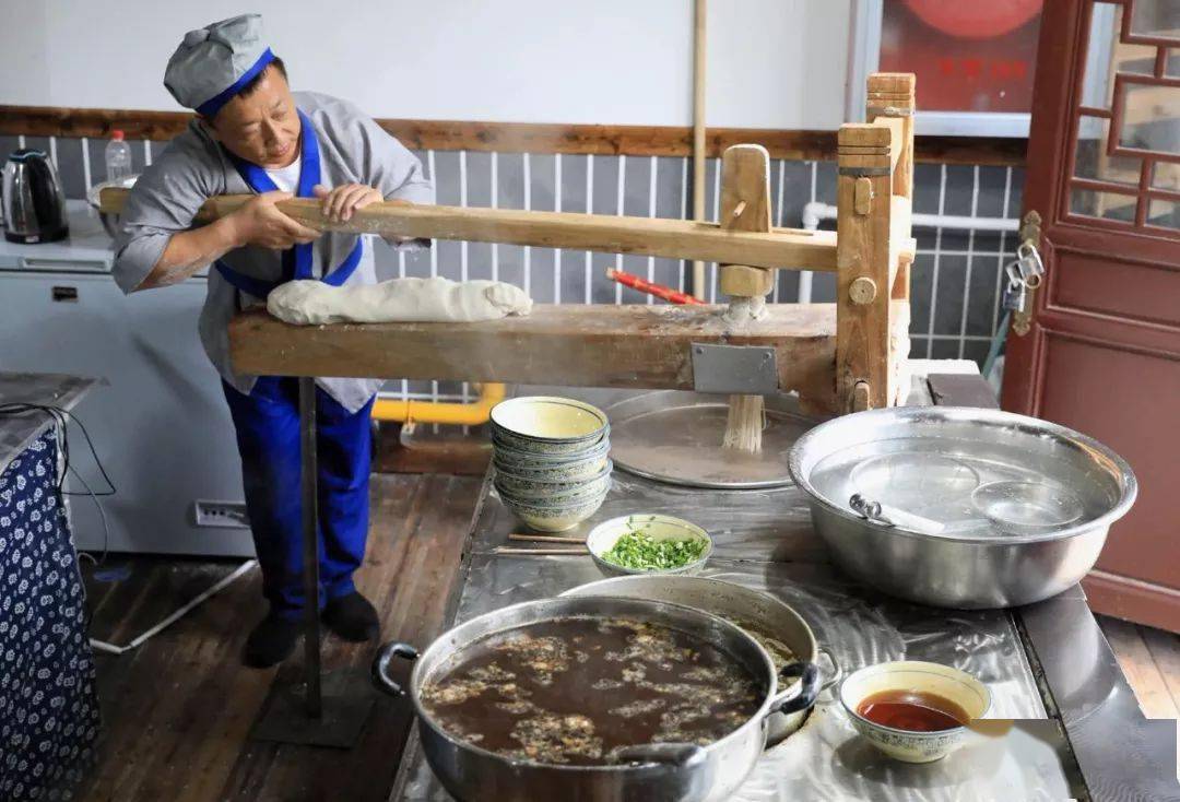 按比例掺面,加水,和面,直至将面揉成光皮,再放入饸饹床中