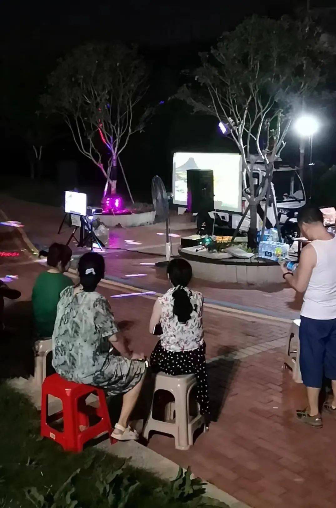 晚上8点多,记者步行来到老南门护城河边,沿护城河南路至老南门口
