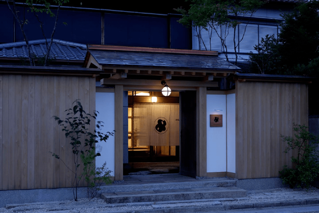 通往伊势神宫古老的海路上,一家由老木材店改造的艺术旅舍_semba_日本