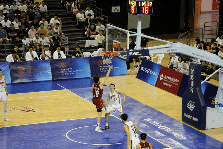 带领着dk(dunk king)扣篮团队为现场观众带来了一场视觉盛宴,花样百出