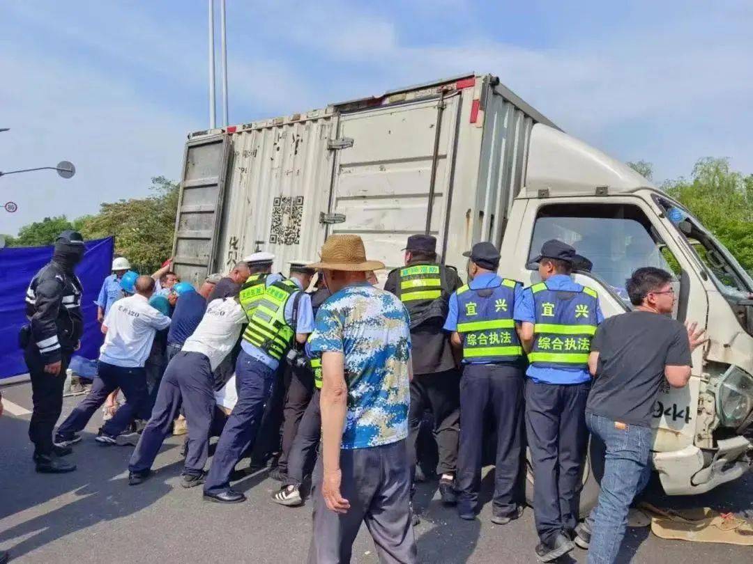 事发东氿大道车祸现场!_宜兴_货运车_城管