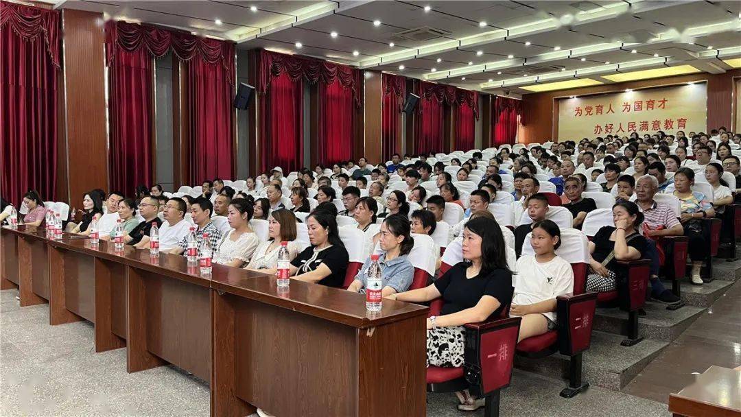 的六年级毕业生随机分配到南部二中(振兴街校区),南部三中2所学校
