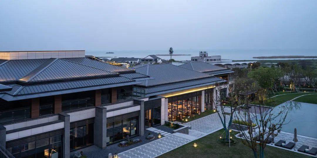 作为苏州太湖畔的避世之作,苏州太美逸郡酒店紧邻太湖渔洋山风景区