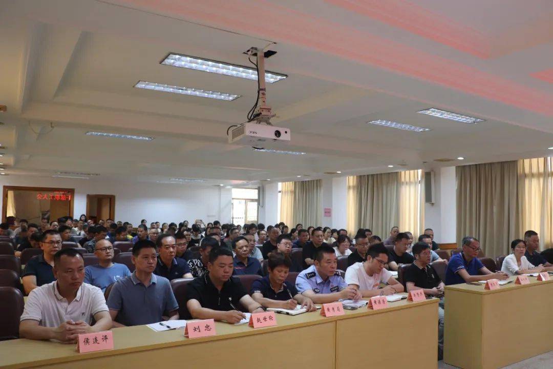 市挂钩领导黄春艺,市委组织部副部长,编办主任洪杰辉等出席会议