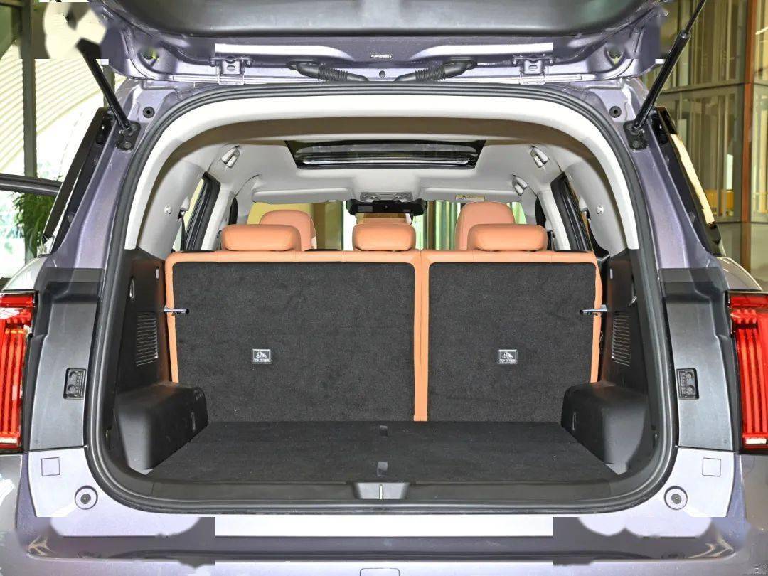 常规进深为1300mm,放倒后排座椅靠背后会形成一个进深达到2000mm的储