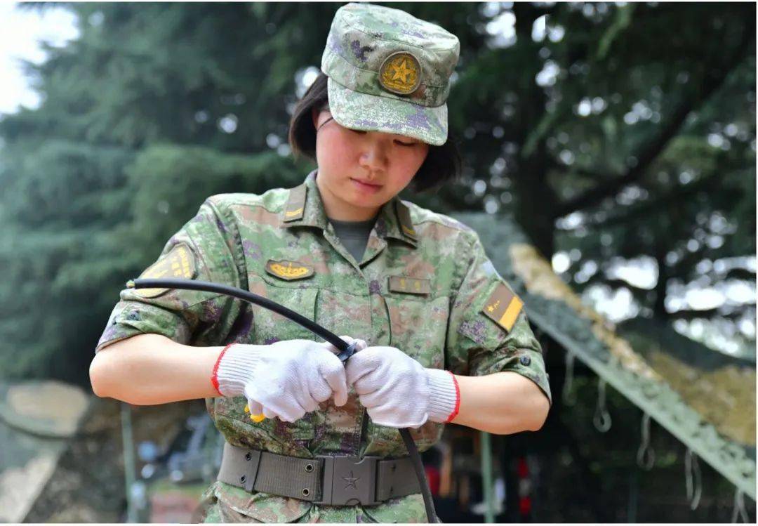 夏练三伏,汗水是最好的"洗面奶"!_光缆_军事通信_训练场