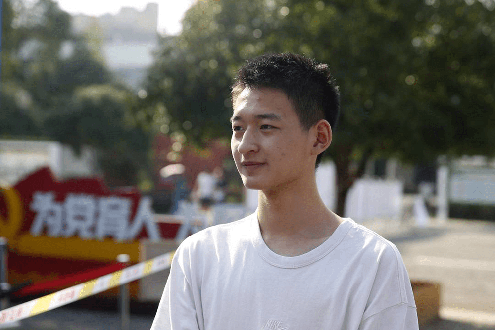 恭喜!他被北京大学录取_郎铮_敬礼_新闻