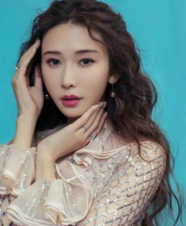 很多人都说林志玲的声音"奶声奶气",听着就像富家小姐,软绵绵的,毫无