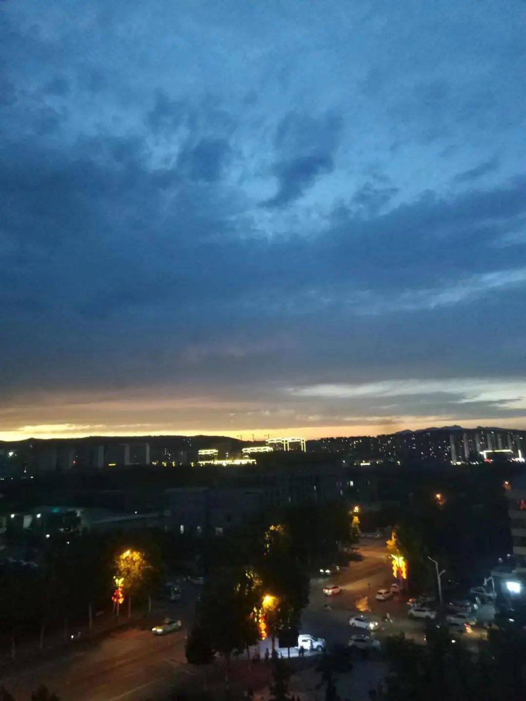 高笑晨摄城市就在日落晚霞中熠熠生辉显露出庞大而安静的温柔叶烯摄这