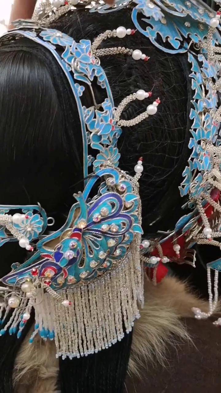 有点翠,水钻,银锭三类,现在以点绸代替点翠,整套50多件,给大家简单