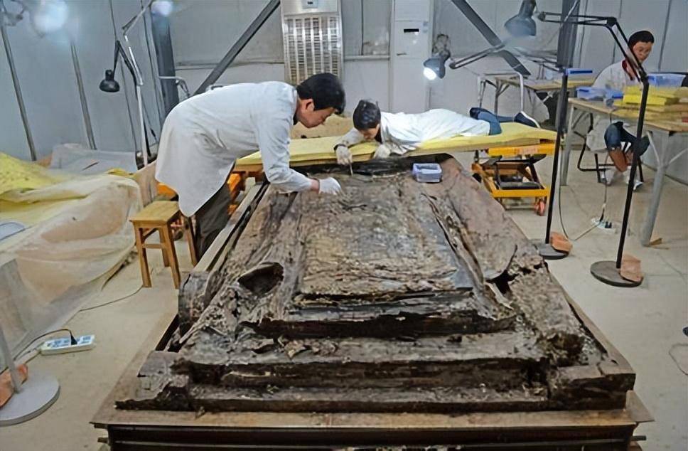 工人施工挖到西汉古墓,棺中女尸突然"叹气",让人背脊发凉_棺木_棺椁