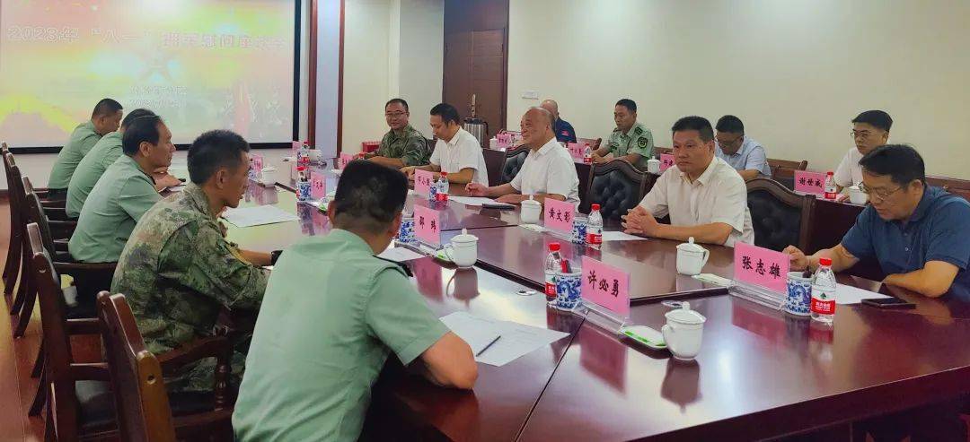 当天上午,县委书记邓小强,县人大常委会主任黄文影率我县拥军慰问团
