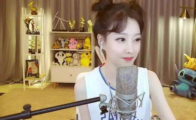 冯提莫虽然是网红出身,但她从做直播开始就走的才艺主播的路线,一直以