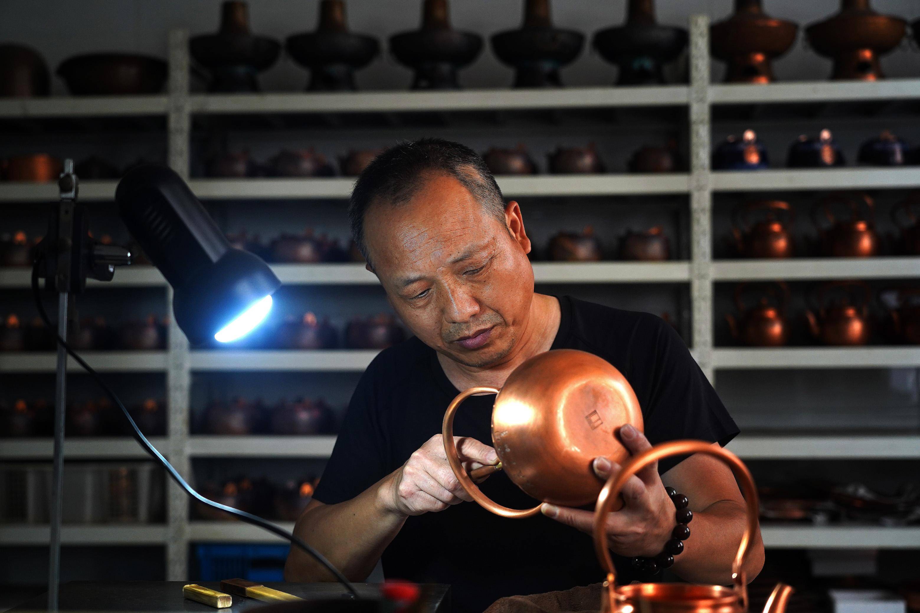 (图片故事)錾铜雕刻 运錾作笔镌画人生_黄俊军_新华社_万象