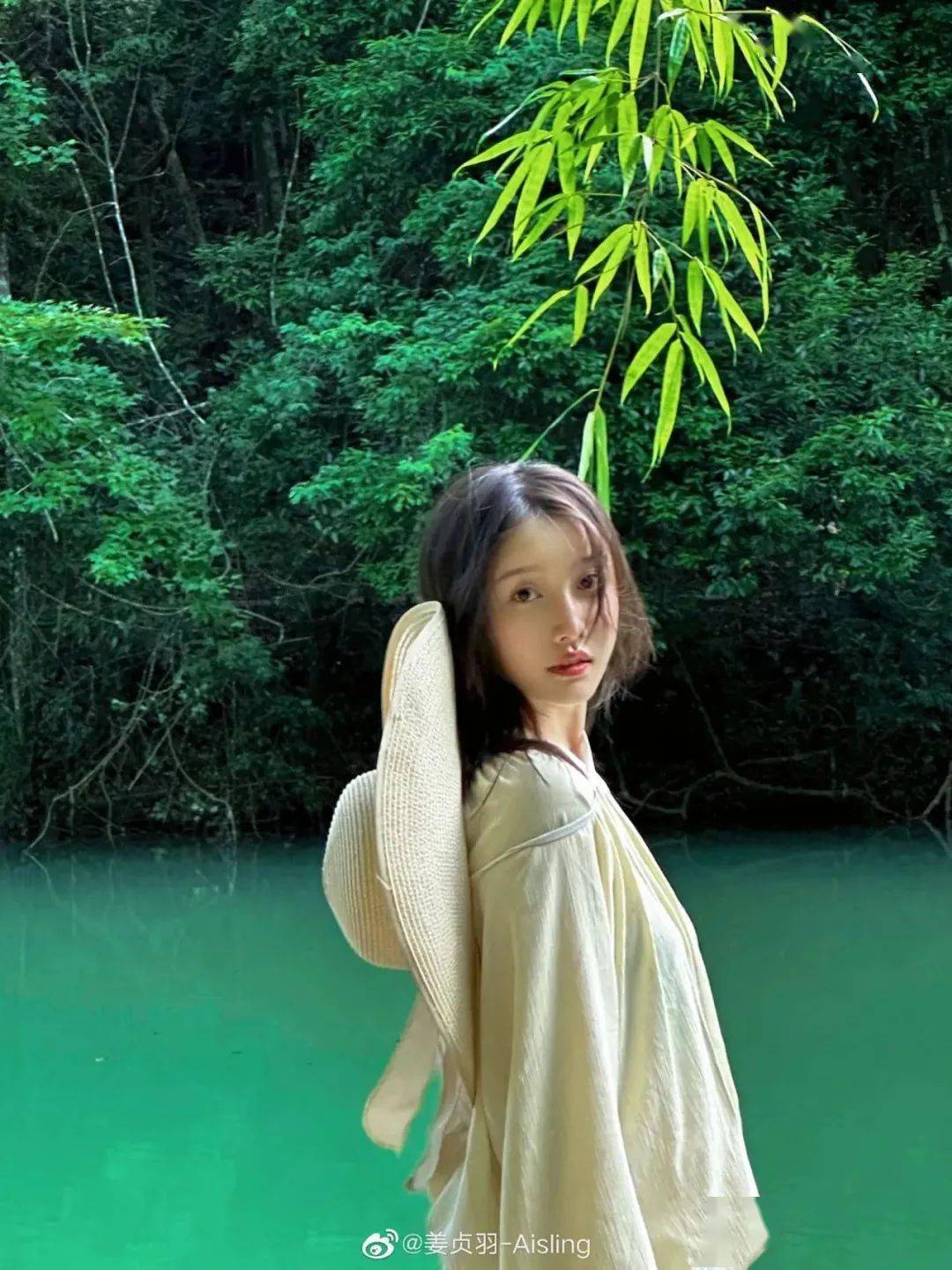 海边度假草帽不可或缺,身穿高颜值的泳装,波光粼粼的海面在阳光的照射