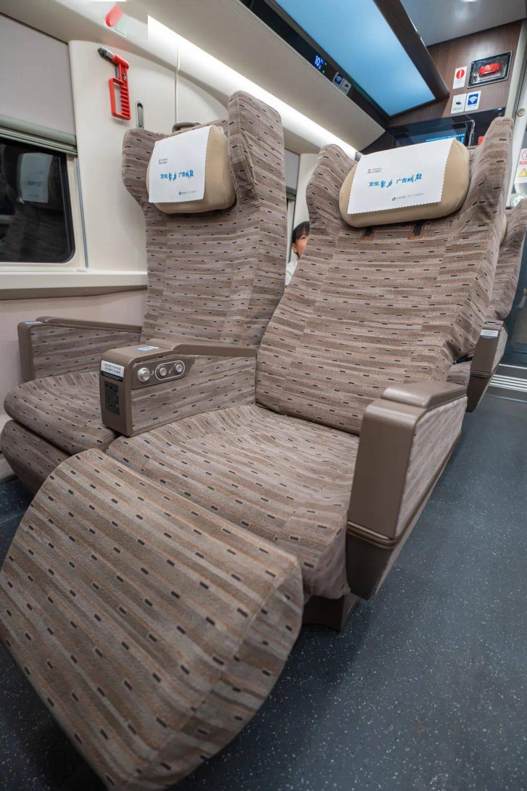 复兴号智能动车组4号车厢为无障碍车厢多种指示标志都配