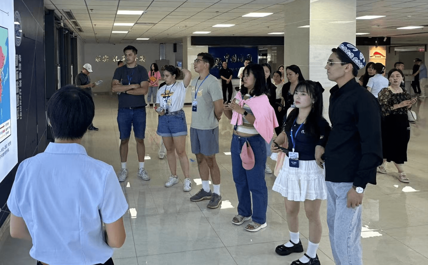 外国网红们在认真倾听关于乌鲁木齐国际陆港区的介绍 摄影 赵博在和田