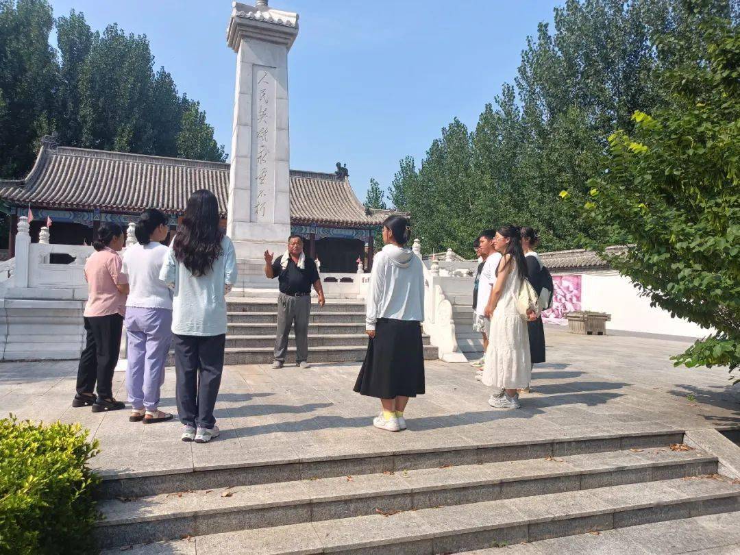 琉璃寺镇团委组织"青鸟计划"实践大学生前往徐庙烈士陵园开展"缅怀