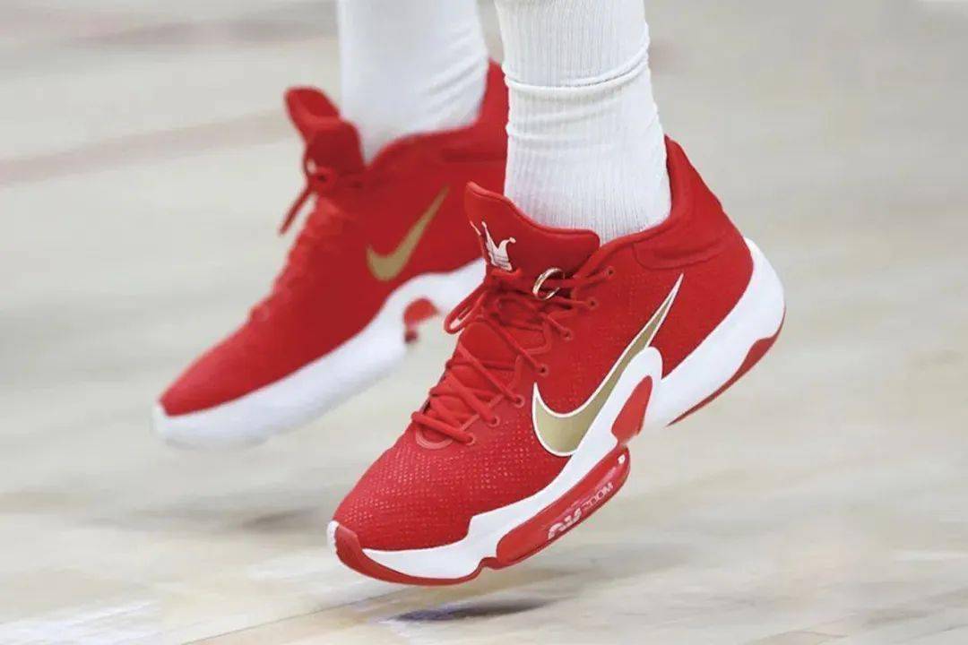 结婚戒指系在球鞋上和其他nba超级明星相比,约基奇的生活的确太简单了