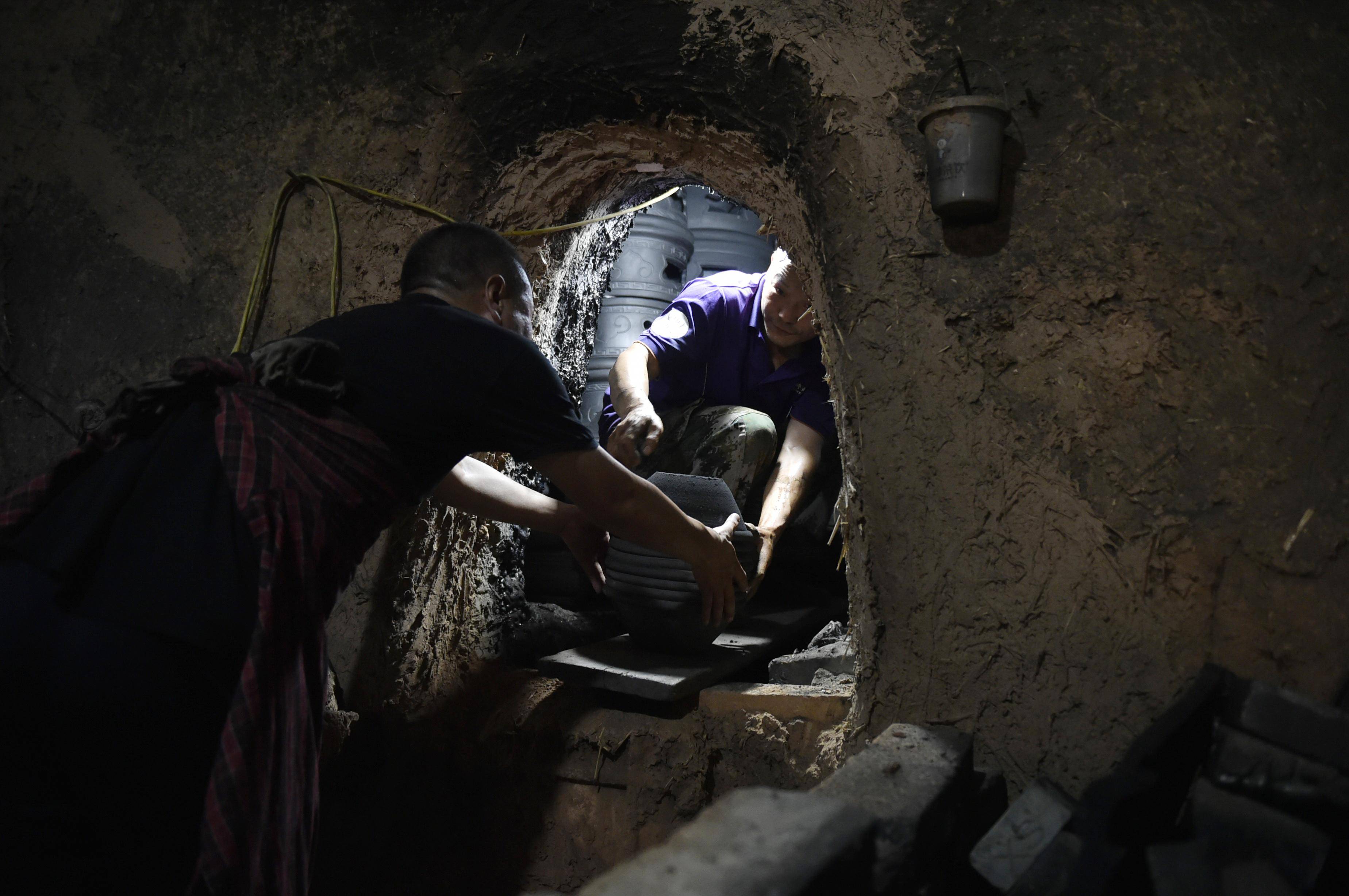 (经济)河南沁阳:"陶乡窑火"助力乡村振兴_黑陶_盆窑村_新华社