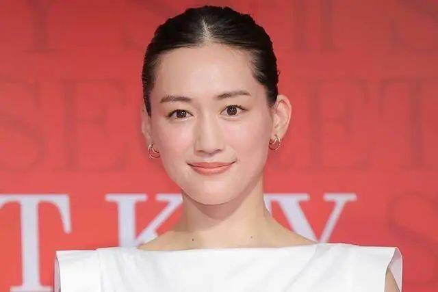 今日28号,演员绫濑遥(38岁)出席了东京都内举办的"sk-ii secret key