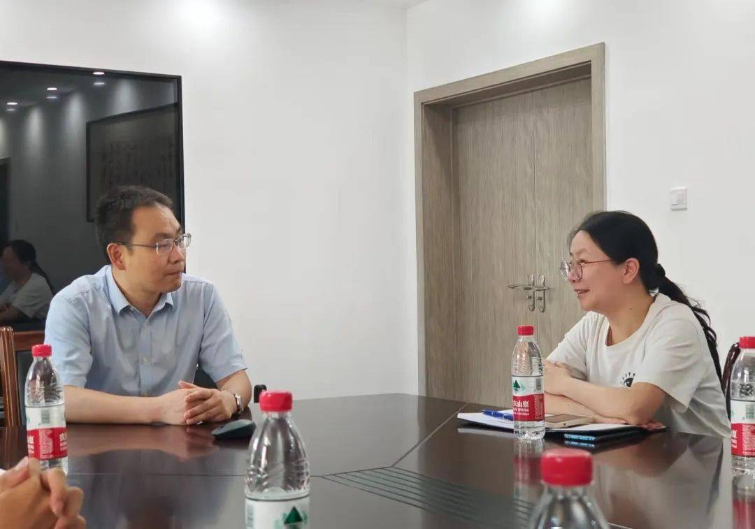 东海"愉"民小分队有幸邀请到岱山中学校长柴君波进行访谈.