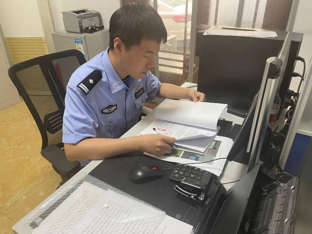 民警工作照片图图片