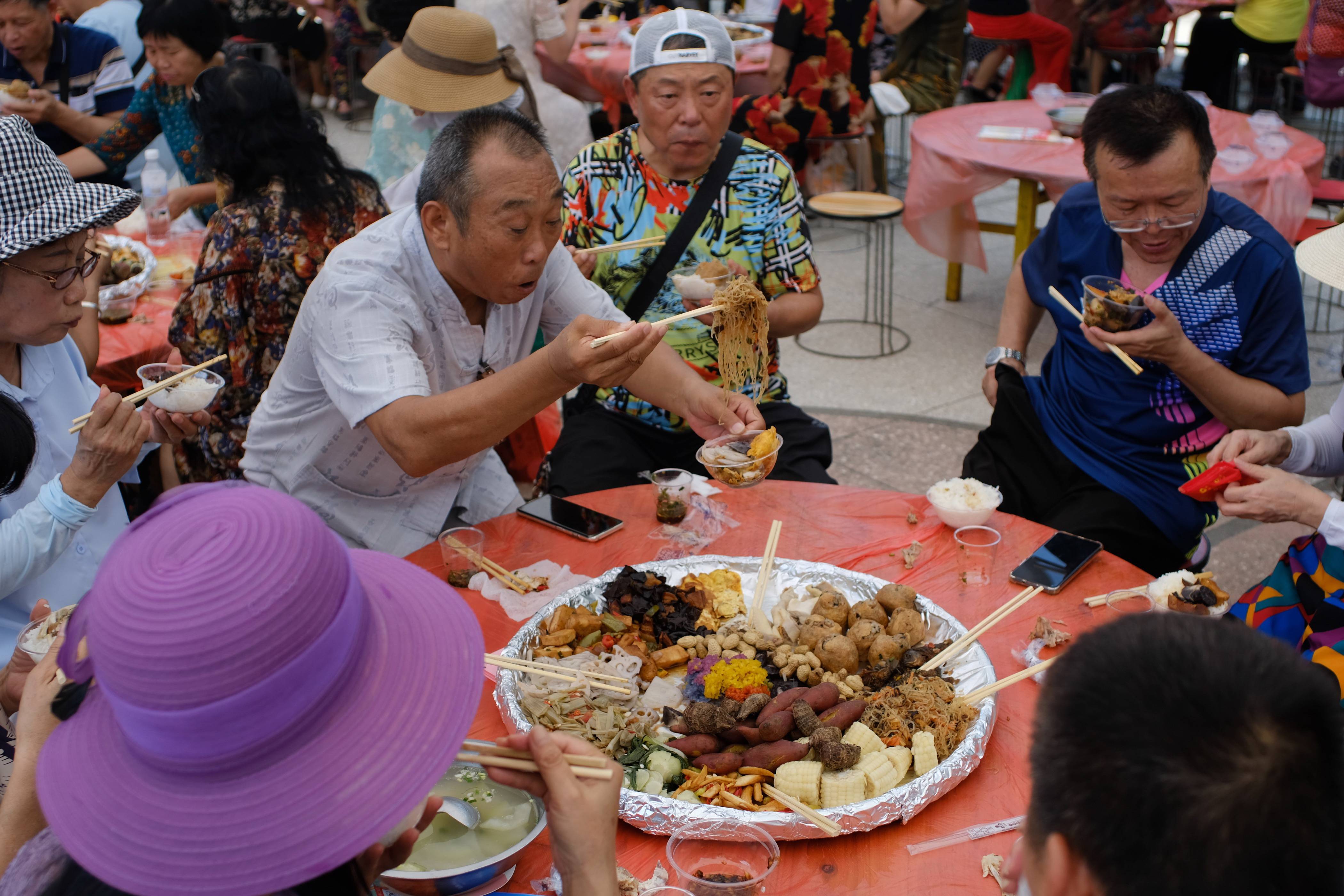 广西柳州民众品尝"簸箕宴"