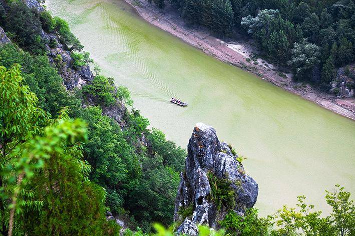 高空鸟瞰,十分壮观.河南省三门峡市洛河岸边有个美丽的县城叫卢氏.